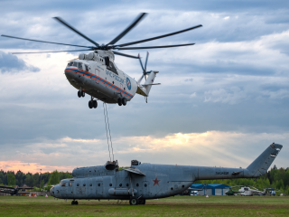 Транспортировка вертолета Ми-6 на внешней подвеске